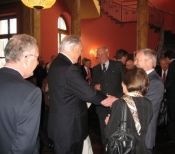 Prof. Wolfgang Mewes begrüßt die Gäste der Jubiläumsfeier