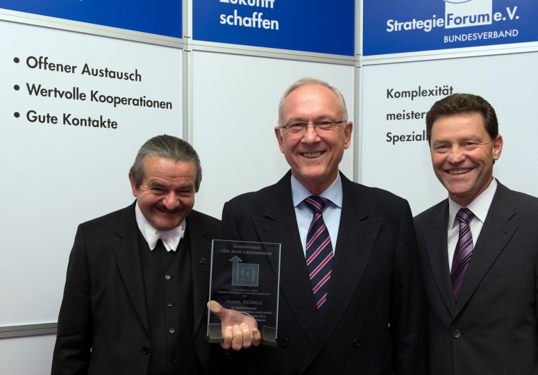 Hans Bürkle (mi.) bei der Preisverleihung mit Peter Sawtschenko (li.) und Jürgen Dawo (re.)